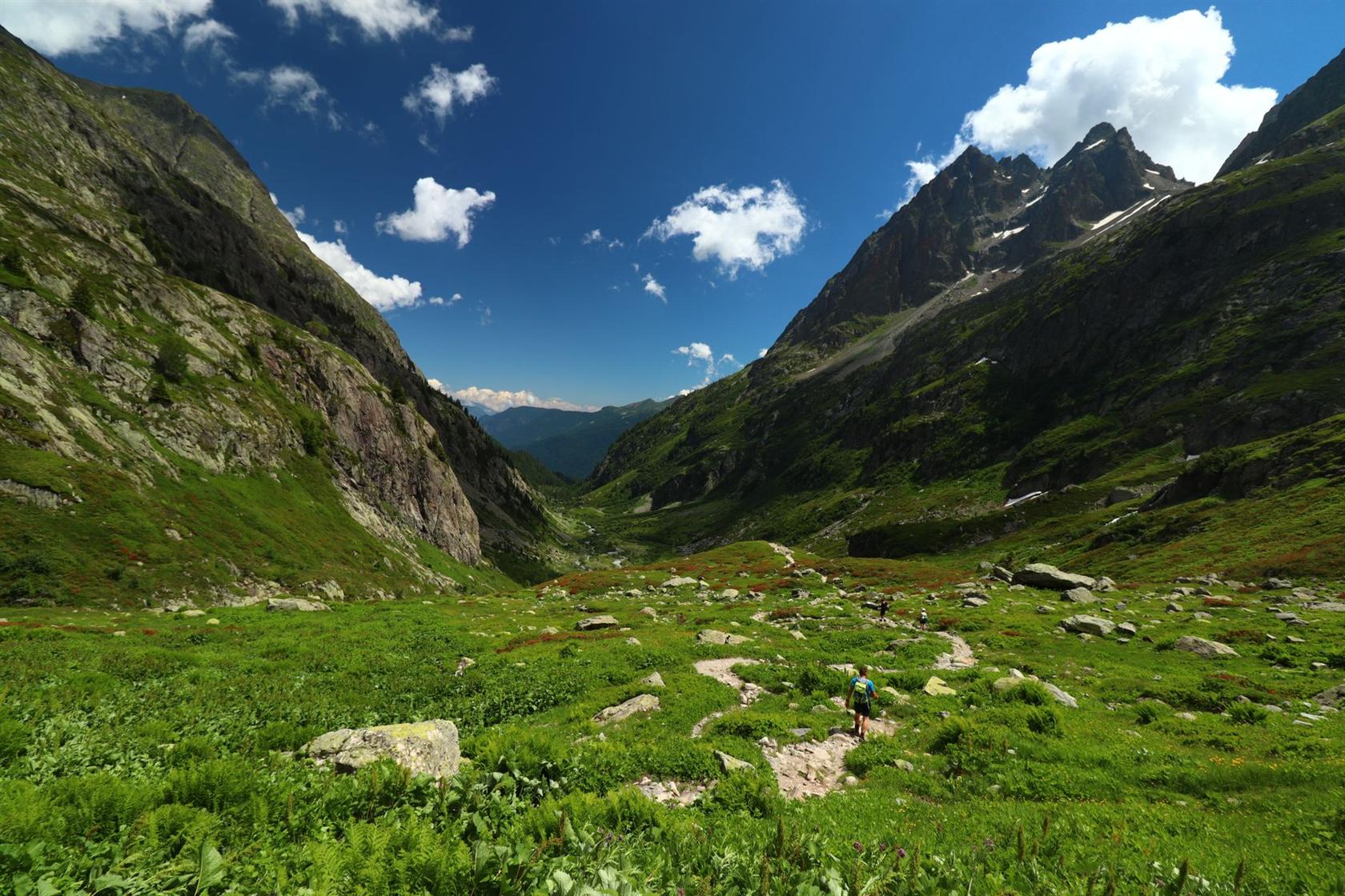 Vallée de montagne sous un ciel bleu