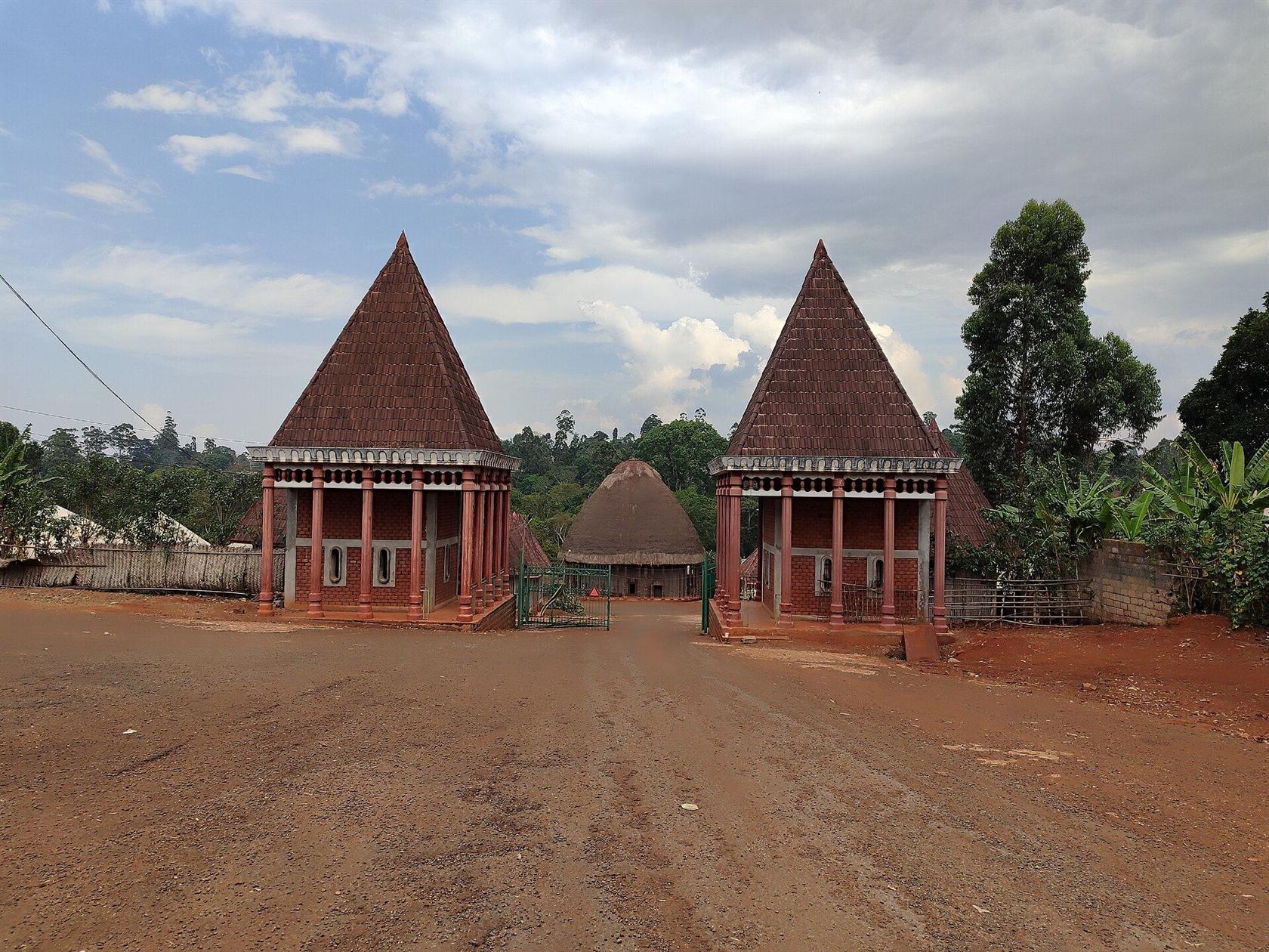 Entrée de la chefferie de Bandjoun, Cameroun
