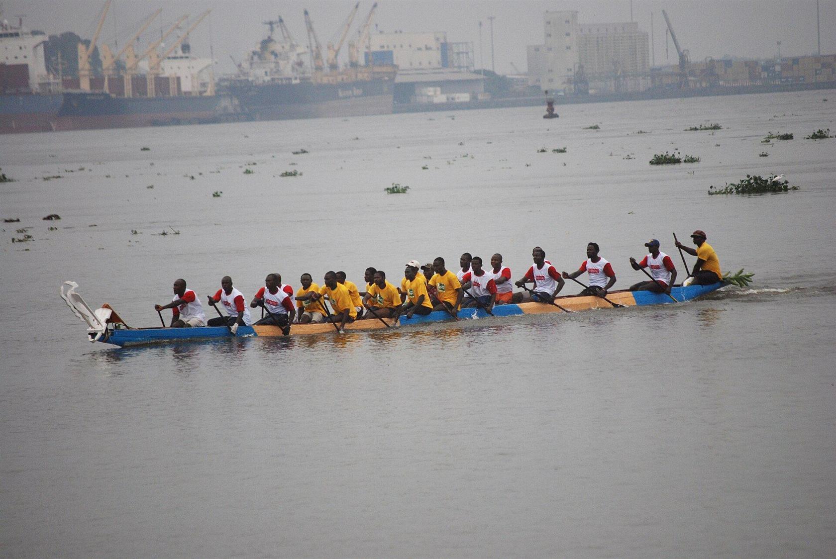 Course de pirogues sur le fleuve Wouri, Douala
