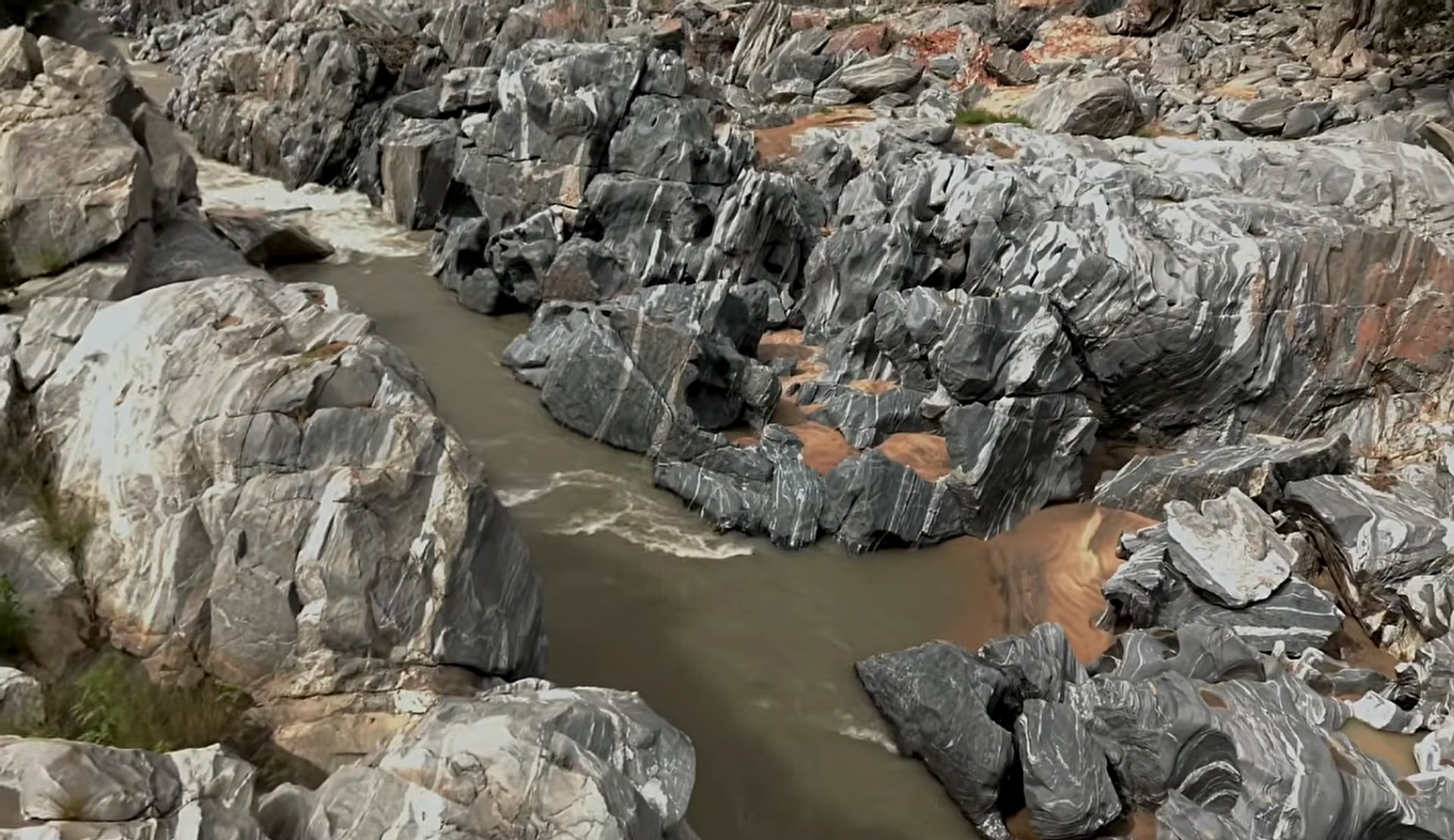 Rivière encaissée entre des roches veinées