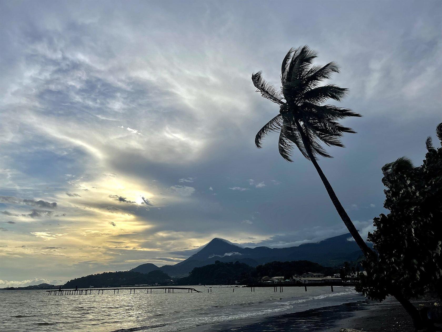 Plage de Limbe et silhouette du mont Cameroun