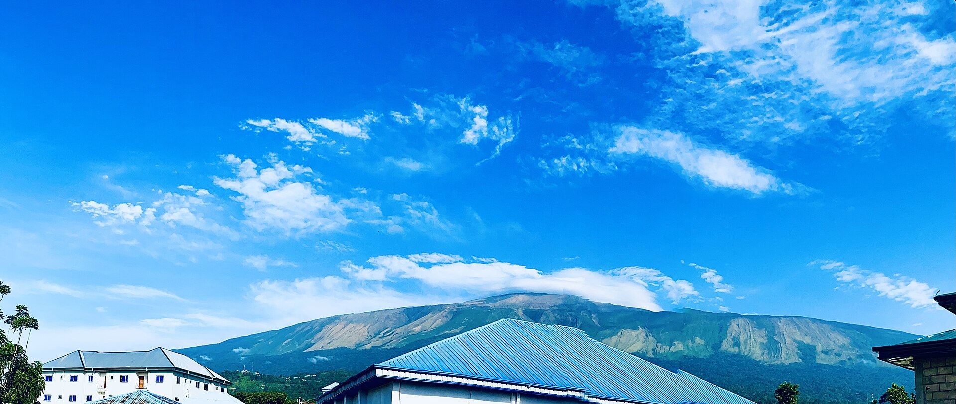 Panorama du Mont Cameroun sous un ciel bleu