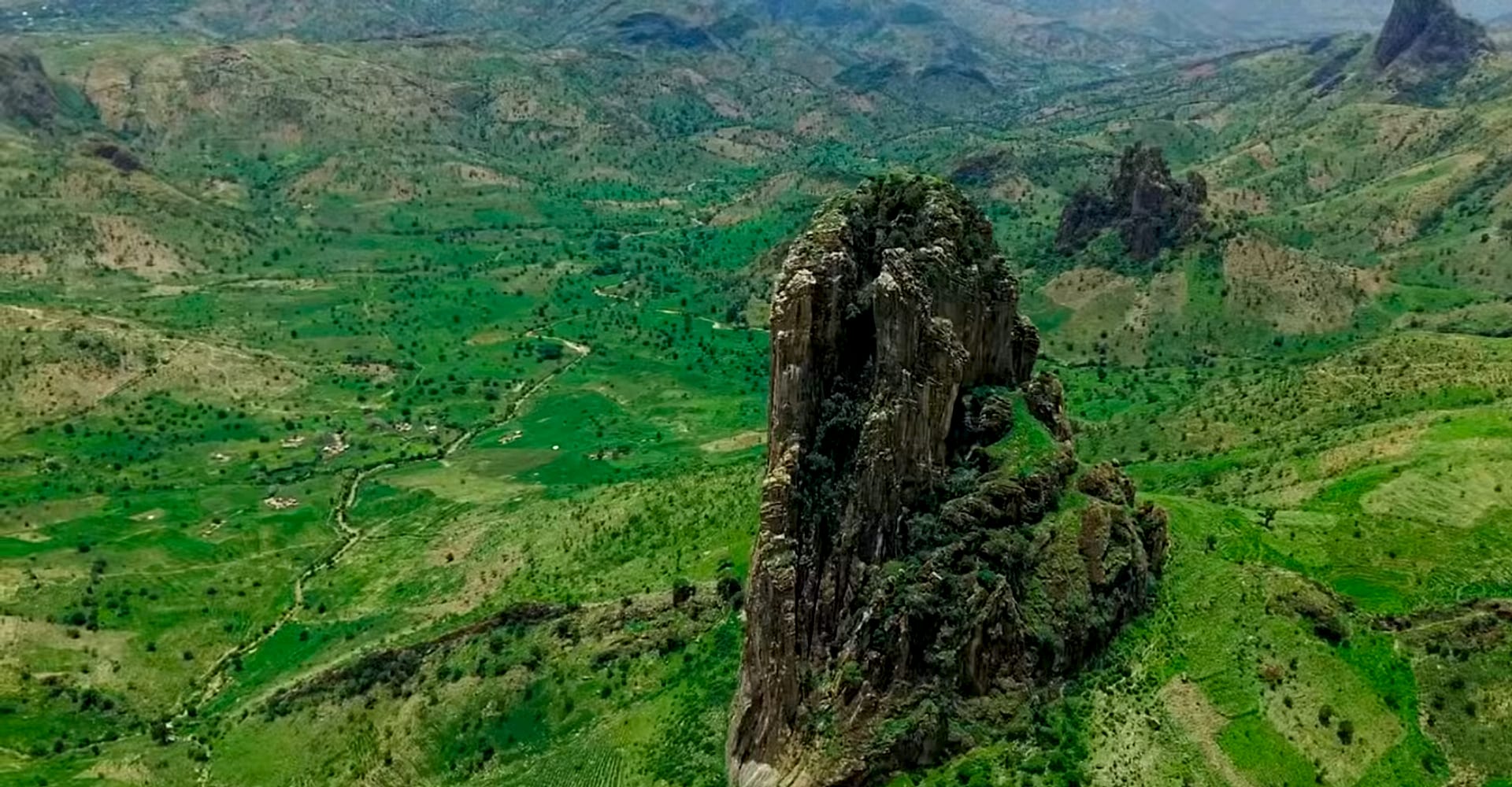 Le pic de Rhumsiki dominant la vallée, vue aérienne