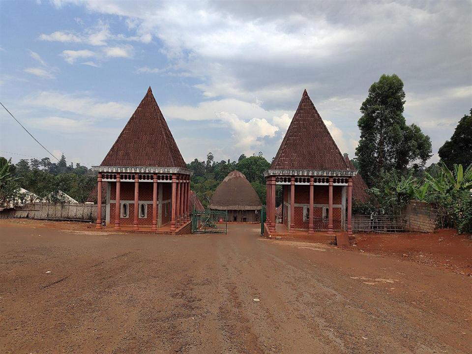 Entrée de la chefferie de Bandjoun à l'Ouest Cameroun