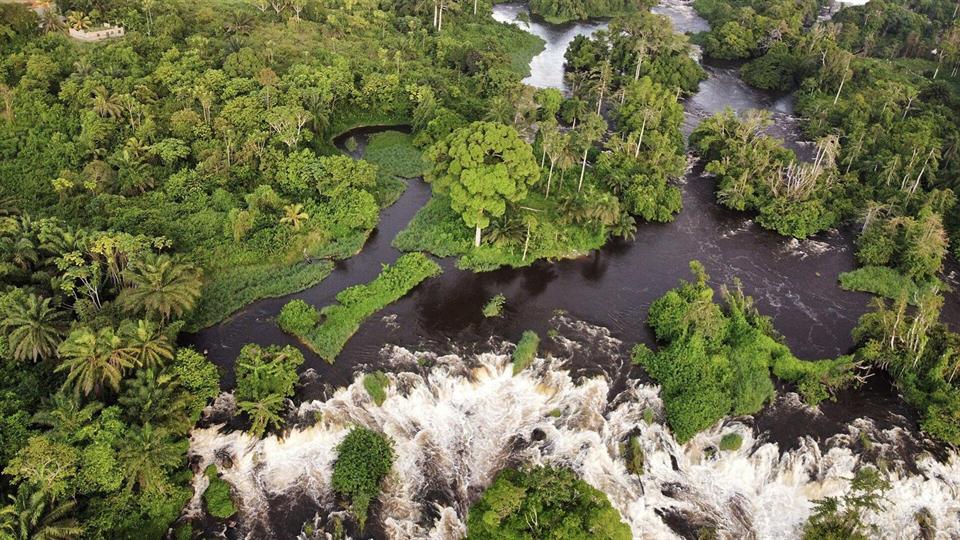 Vue aérienne des chutes de la Lobé à Kribi