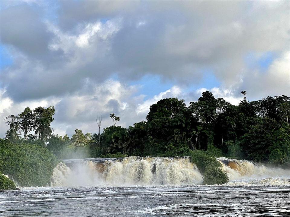 Les chutes de la Lobé se jetant dans l'océan
