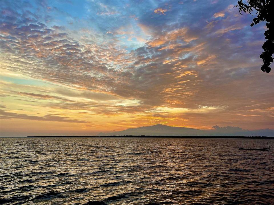 Coucher de soleil sur la mer, avec le Mont Cameroun à l'horizon