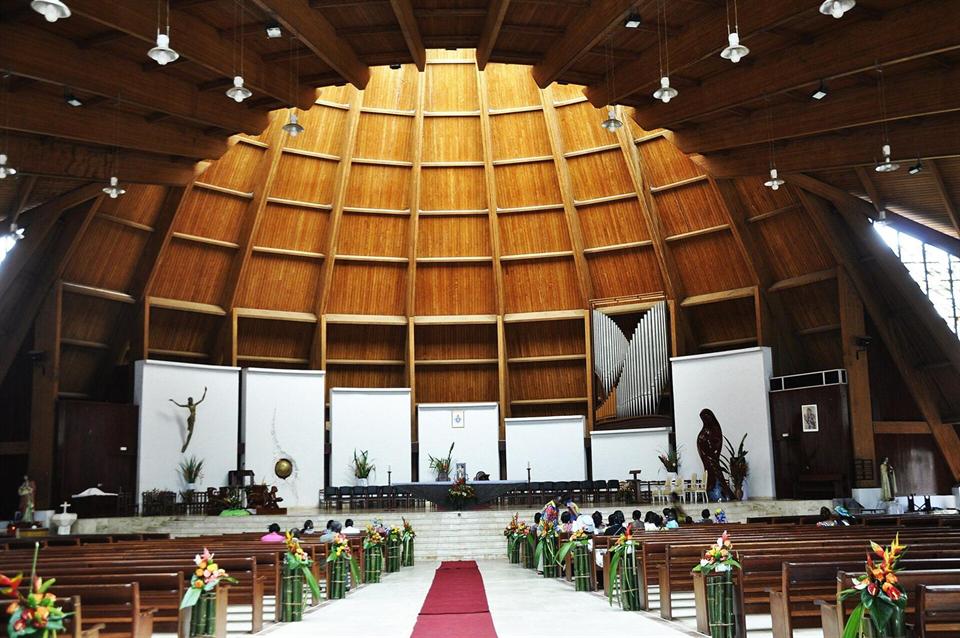 Intérieur de la basilique Marie-Reine-des-Apôtres, Yaoundé