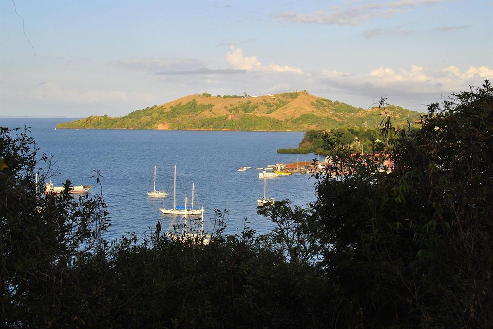 Vue sur la baie d'Hell-Ville et ses voiliers, Nosy Be