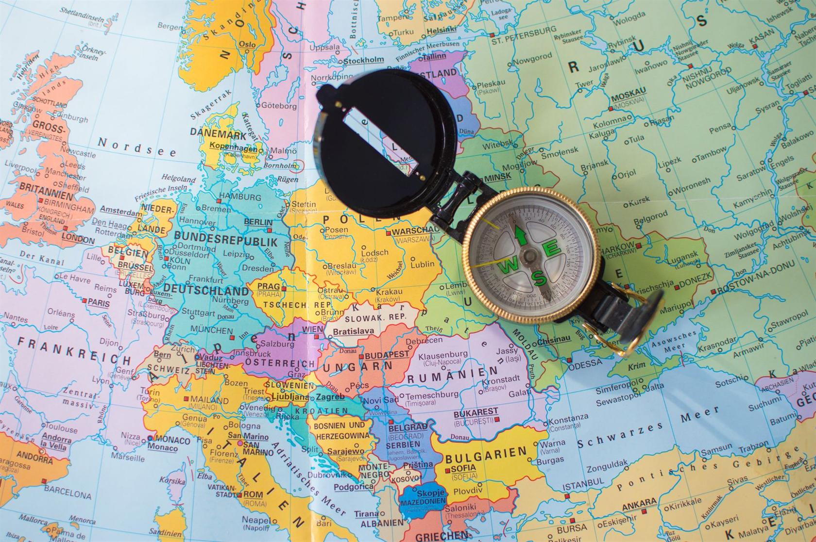 Boussole posée sur une carte de l'Europe