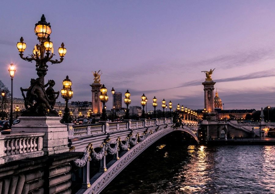 Pont orné de lampadaires au crépuscule