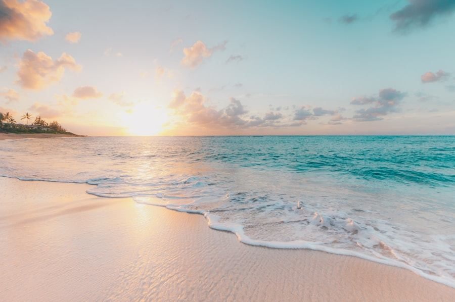 Plage de sable clair au bord de l'océan