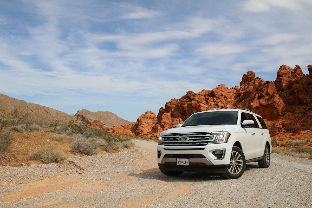SUV sur une route panoramique