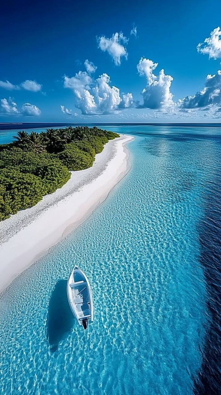 Plage de sable blanc et eau turquoise