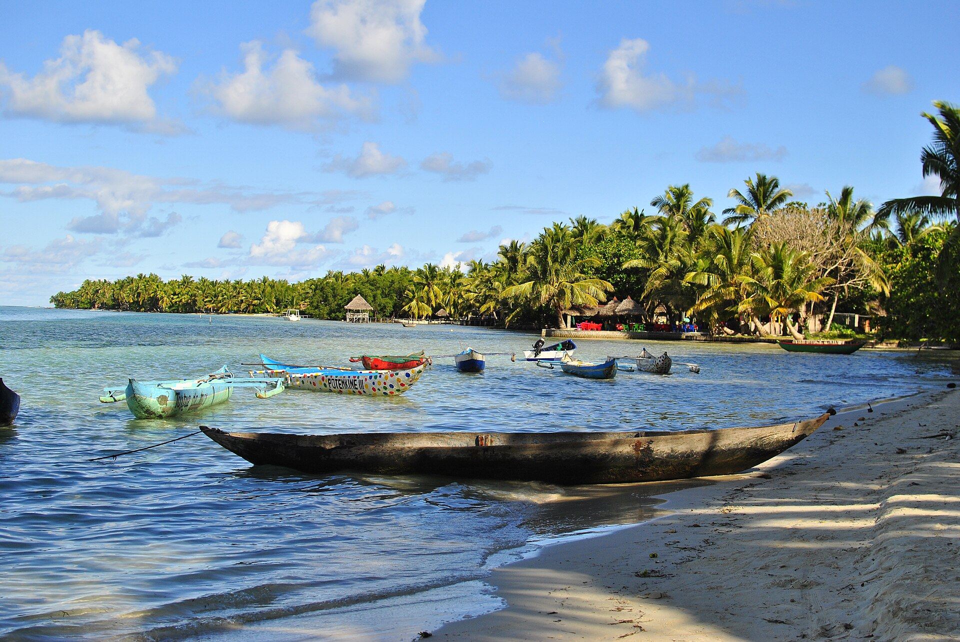 Pirogues sur l'île aux Nattes, Sainte-Marie