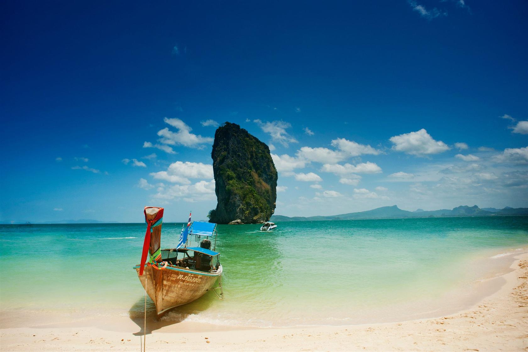 Plage tropicale et pirogue en Thaïlande