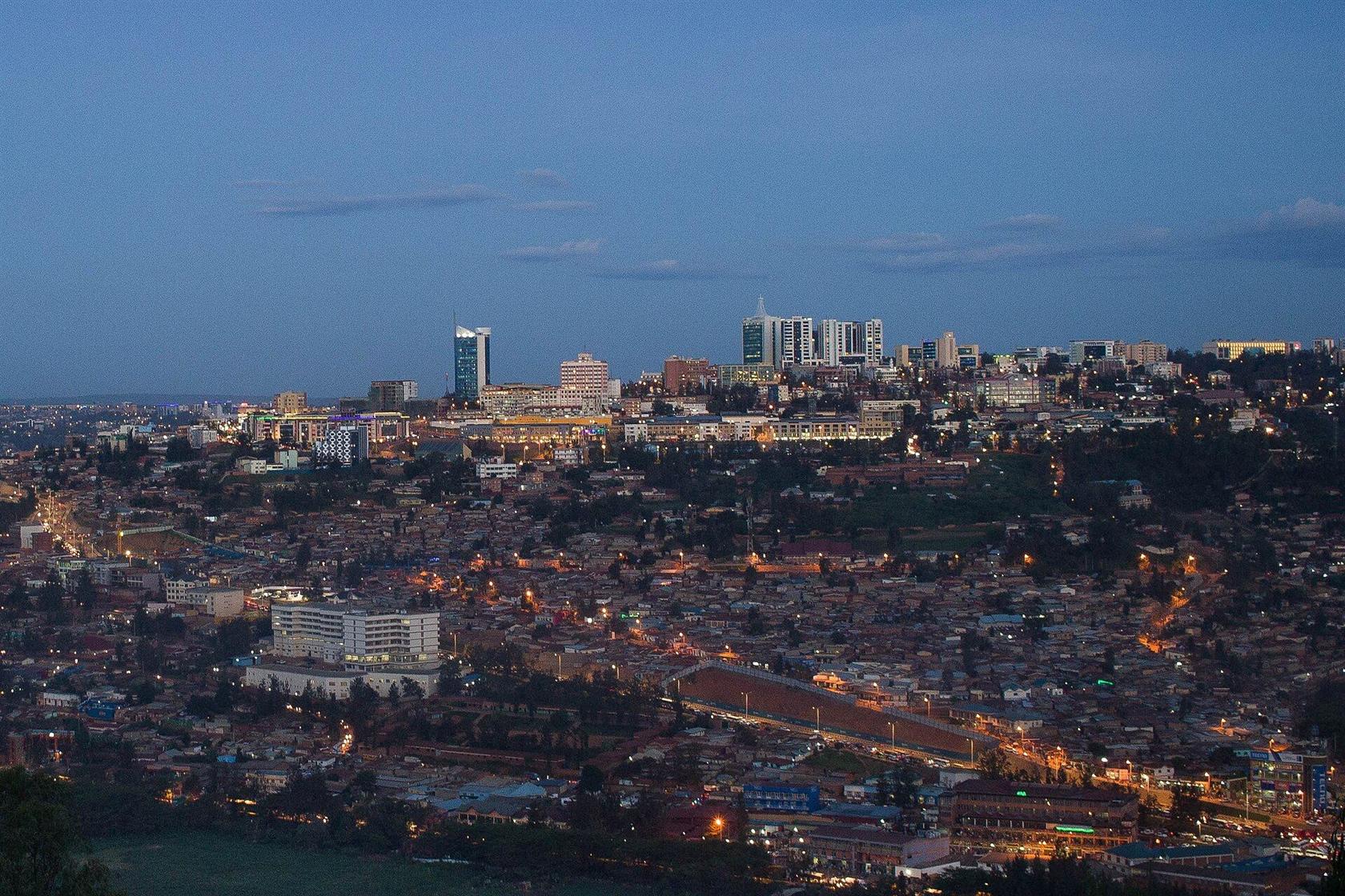 Kigali, capitale du Rwanda, à la nuit tombée