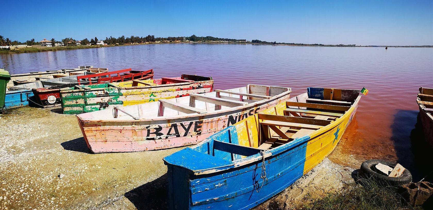 Barques colorées sur le lac Rose, Sénégal
