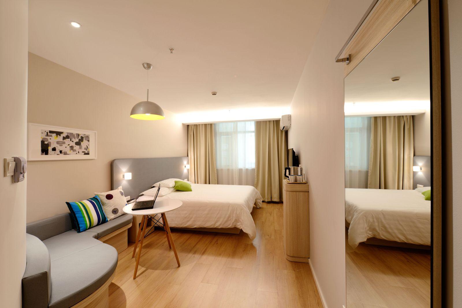 Chambre d'hôtel lumineuse